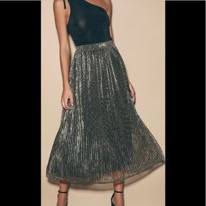 Great condition XS Lulu's Black and Gold Metallic Pleated Midi Skirt